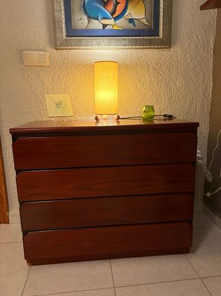 Aparador de madera con vitrinas. Cajonera y baldas