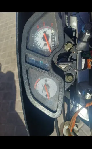 Moto Supermotard 125 Negra/Roja  MARCA QINGQI