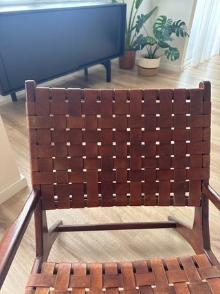 Butaca de madera y piel para salón