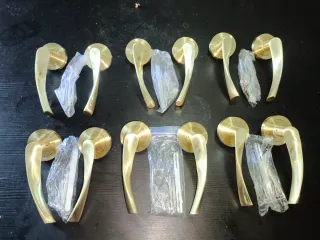 Tiradores de puerta dorados