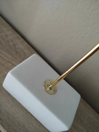 Figura Cara Metal Dorado Base estilo mármol