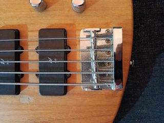 Bajo Eléctrico 5 Cuerdas Washburn XB-500