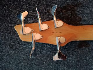 Bajo Eléctrico 5 Cuerdas Washburn XB-500
