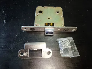 Cerradura de puerta con placa y tornillos