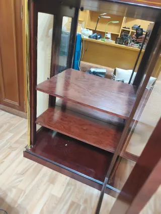 Aparador de cristal con detalles dorados