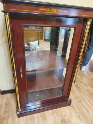 Aparador de cristal con detalles dorados