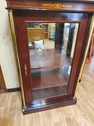 Aparador de cristal con detalles dorados
