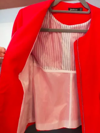 Chaqueta roja Stradivarius cremallera
