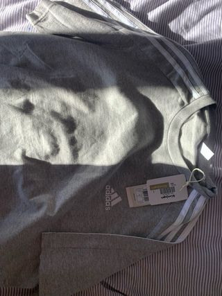 Camiseta Adidas gris con rayas