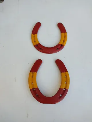 Herraduras decorativas rojas y amarillas