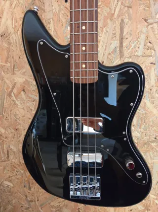 Bajo Fender Jaguar montado por Piezas