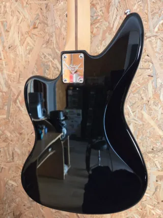 Bajo Fender Jaguar montado por Piezas