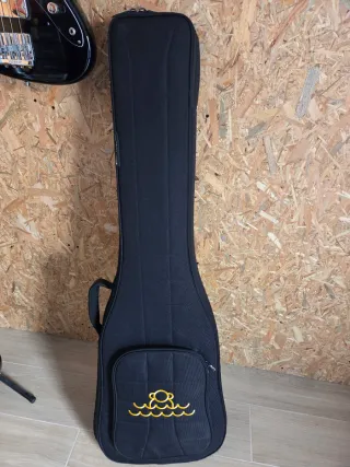 Bajo Fender Jaguar montado por Piezas