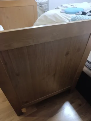Cuna de madera con colchón y regalos