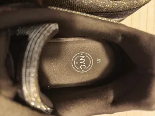 Zapatos plateados y negros con brillos