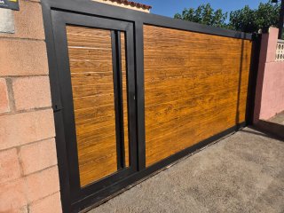 Puerta corredera imitacion madera y metal,