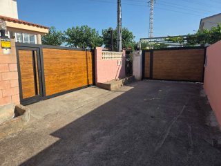 Puerta corredera imitacion madera y metal,
