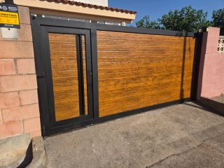 Puerta corredera imitacion madera y metal,