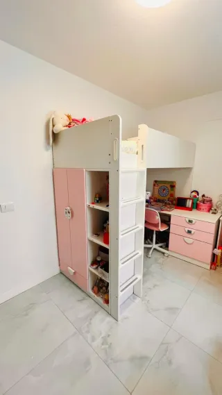 Cama alta infantil con armario y escritorio