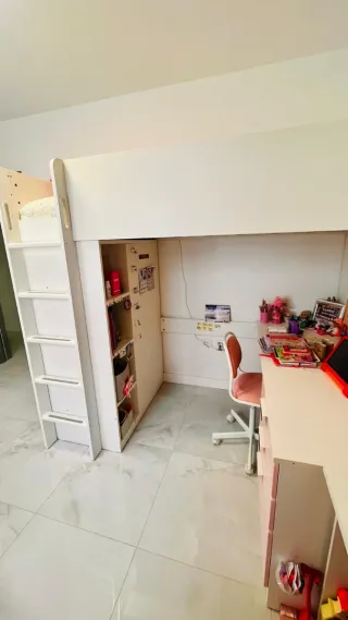 Cama alta infantil con armario y escritorio