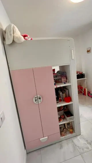 Cama alta infantil con armario y escritorio