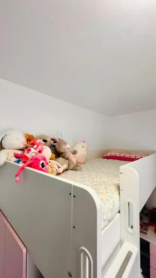 Cama alta infantil con armario y escritorio