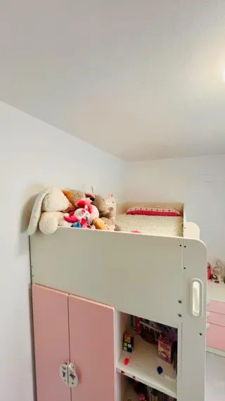 Cama alta infantil con armario y escritorio