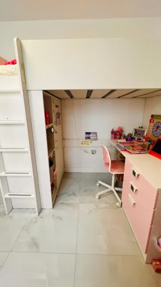 Cama alta infantil con armario y escritorio