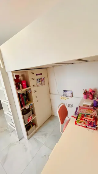Cama alta infantil con armario y escritorio