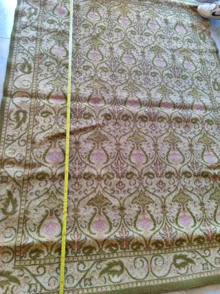 Alfombra decorativa verde y rosa