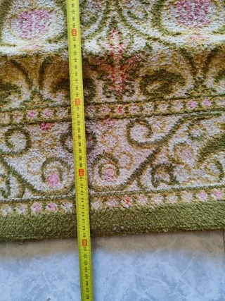 Alfombra decorativa verde y rosa