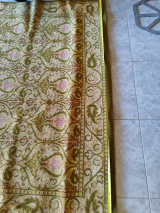 Alfombra decorativa verde y rosa