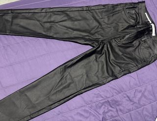 Pantalones efecto piel Bershka Talla 40