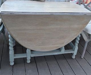 Mesa antigua de madera con alas