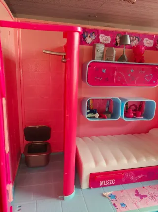Casa Barbie con 4 muñecas y 2 bebés
