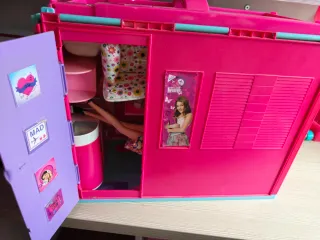 Casa Barbie con 4 muñecas y 2 bebés