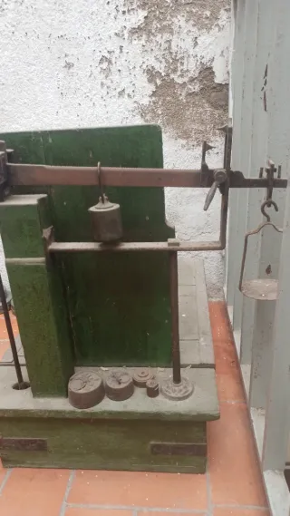 Báscula antigua de madera