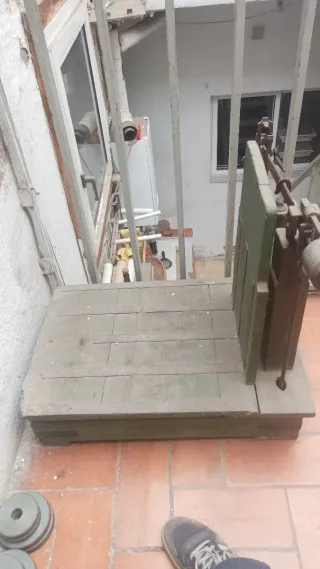 Báscula antigua de madera