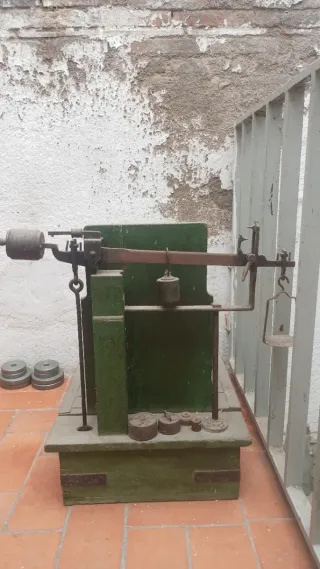 Báscula antigua de madera