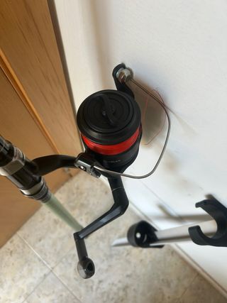 Caña de pescar con carrete y piqueta