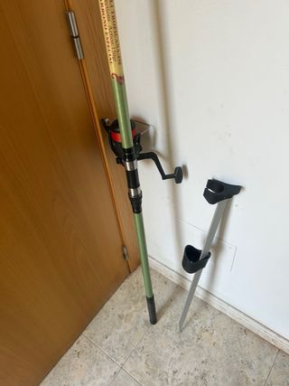 Caña de pescar con carrete y piqueta