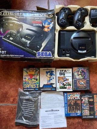 Sega Mega Drive con 2 mandos y juegos