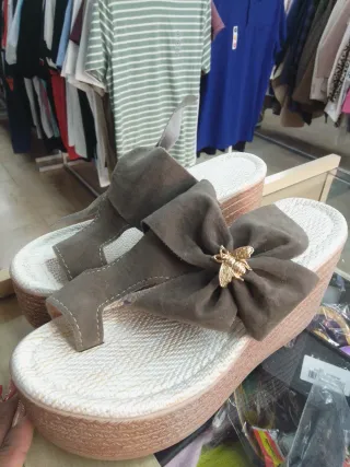 Sandalias Shaki Marrón y Dorado