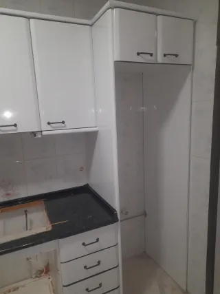 Cocina modular blanca y negra