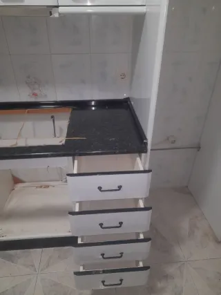 Cocina modular blanca y negra