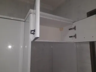 Cocina modular blanca y negra