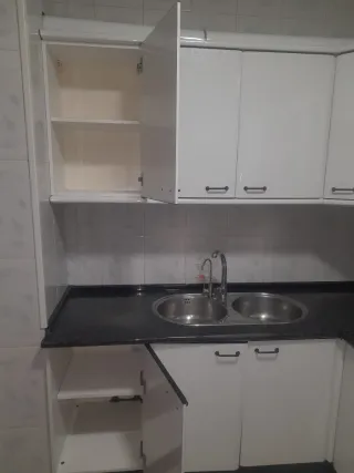 Cocina modular blanca y negra