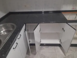Cocina modular blanca y negra