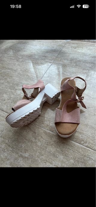 Sandalias rosas y blancas
