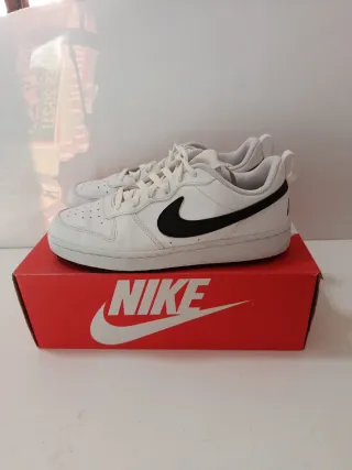 Zapatillas Nike Blancas y Negras. Unisex.